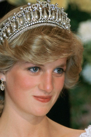 Принцесса Диана в бриллиантовых серьгах и тиаре королевы Мэри 1983