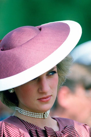 Принцесса Диана в жемчужном ожерельечокере 1985