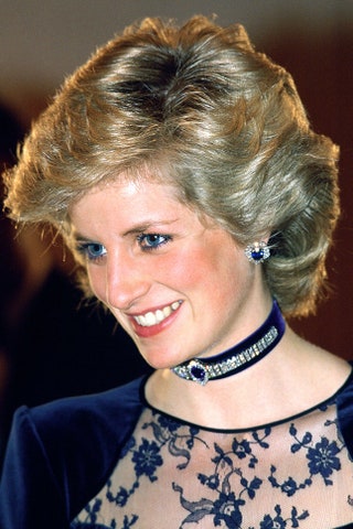Принцесса Диана в бархатном бриллиантовом чокере с сапфирами и сапфировых серьгах с бриллиантами 1985