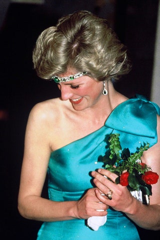 Принцесса Диана в изумрудном кольце с бриллиантами 1985