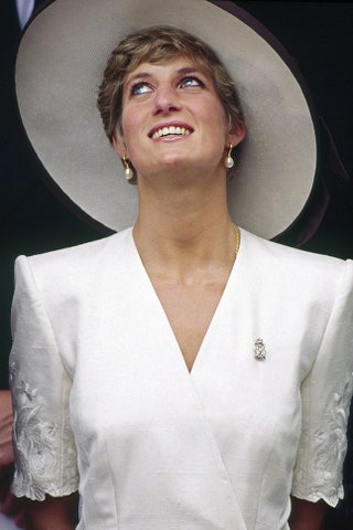 Принцесса Диана с бриллиантовой королевской брошью и в золотых сережках с жемчужинами 1991