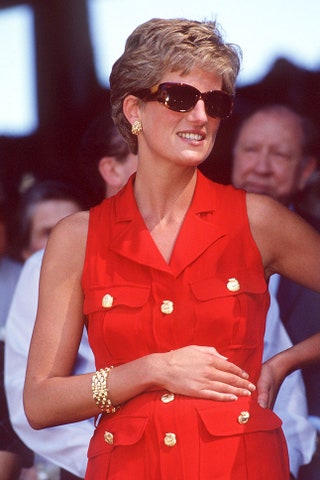 Принцесса Диана в золотом браслете и сережках Tiffany  Co. 1994