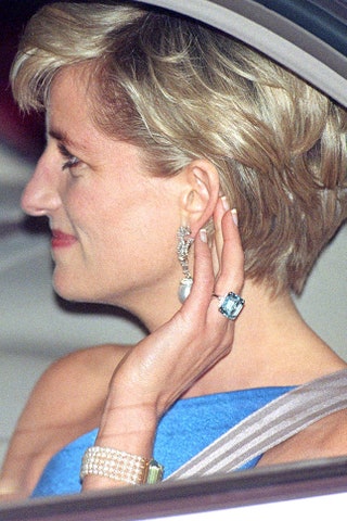 Принцесса Диана с кольцом с аквамарином и в 5уровневом жемчужном браслете с аквамарином 1996