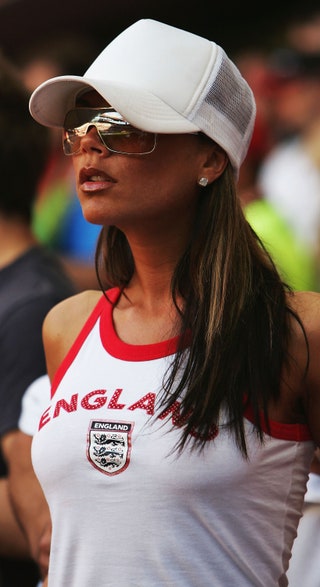 Евро2004 четвертьфинал Англия играет с Португалией. Топ с ретросимволикой сборной «авиаторы» и белая футболка — тут...
