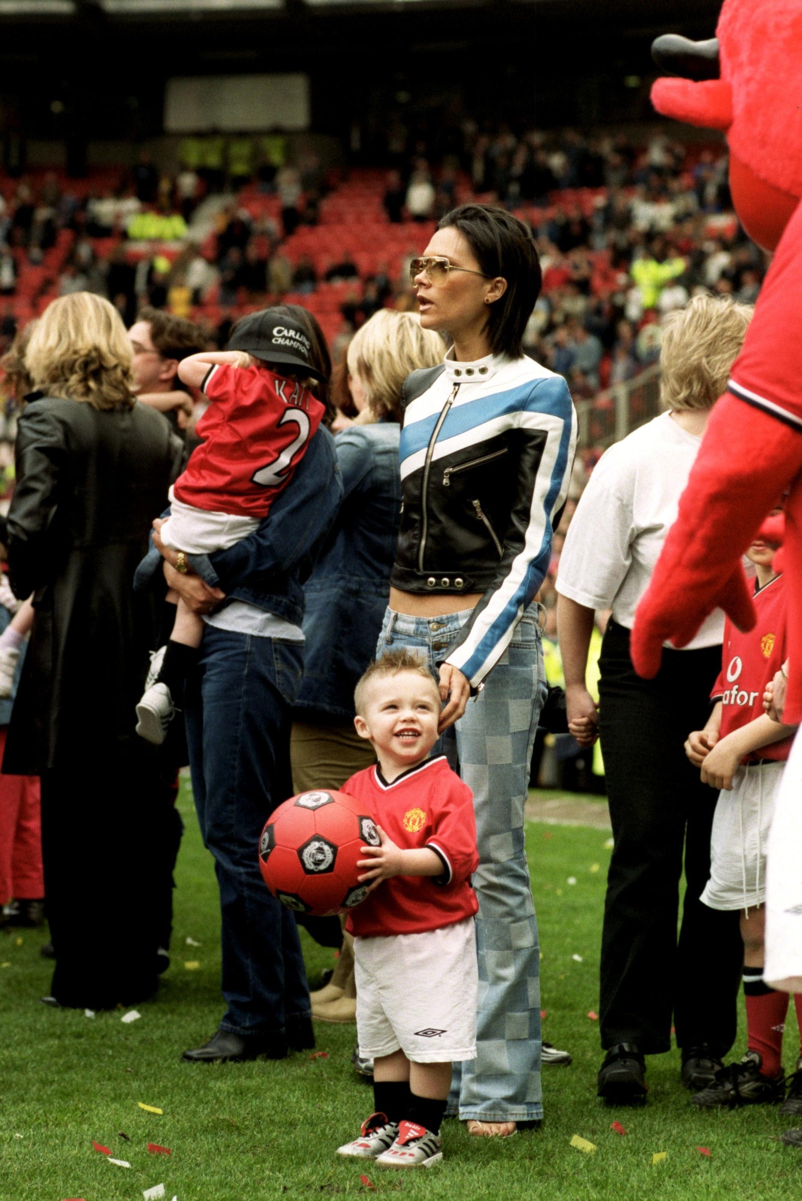 Виктория Бекхэм с сыном Бруклином на матче «Манчестер Юнайтед» 2001