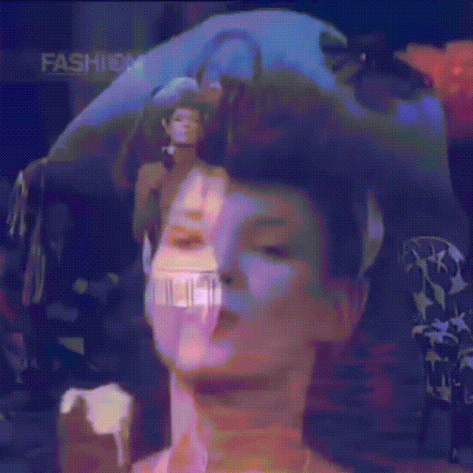 Посмотрите, как полуобнаженная Кейт Мосс ест эскимо на показе Vivienne Westwood в 1994-м