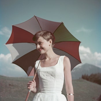 Одри Хепберн с зонтом