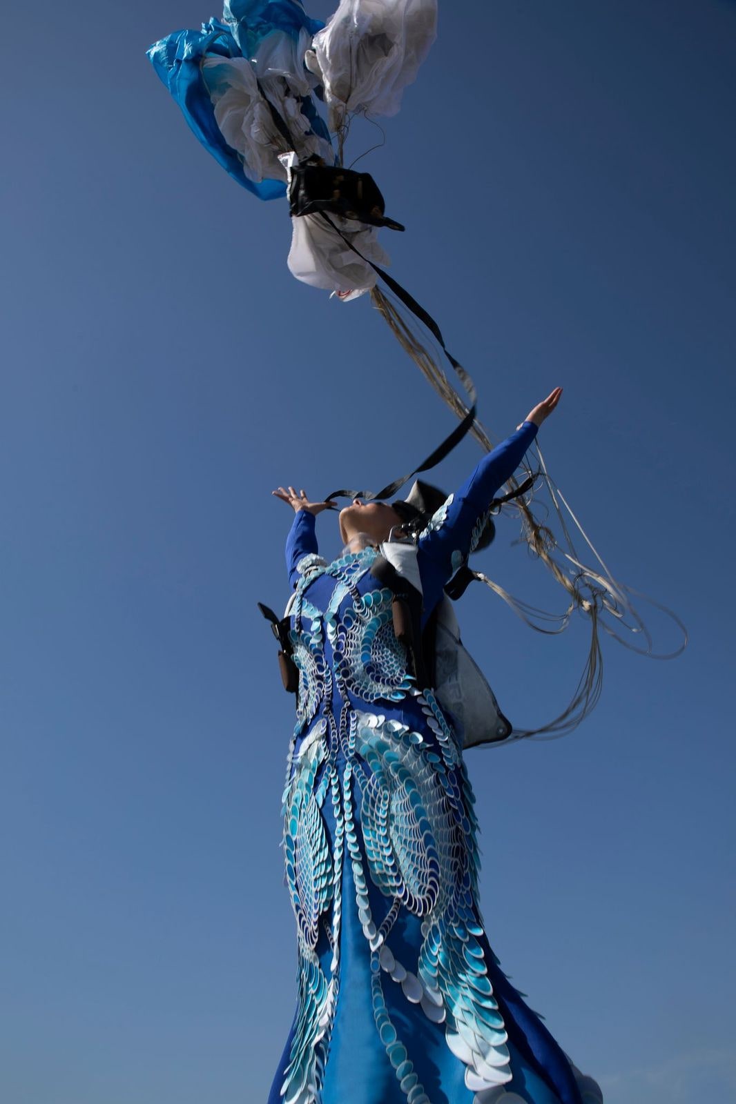 Прыжок Домитилль Кигер в платье Iris van Herpen
