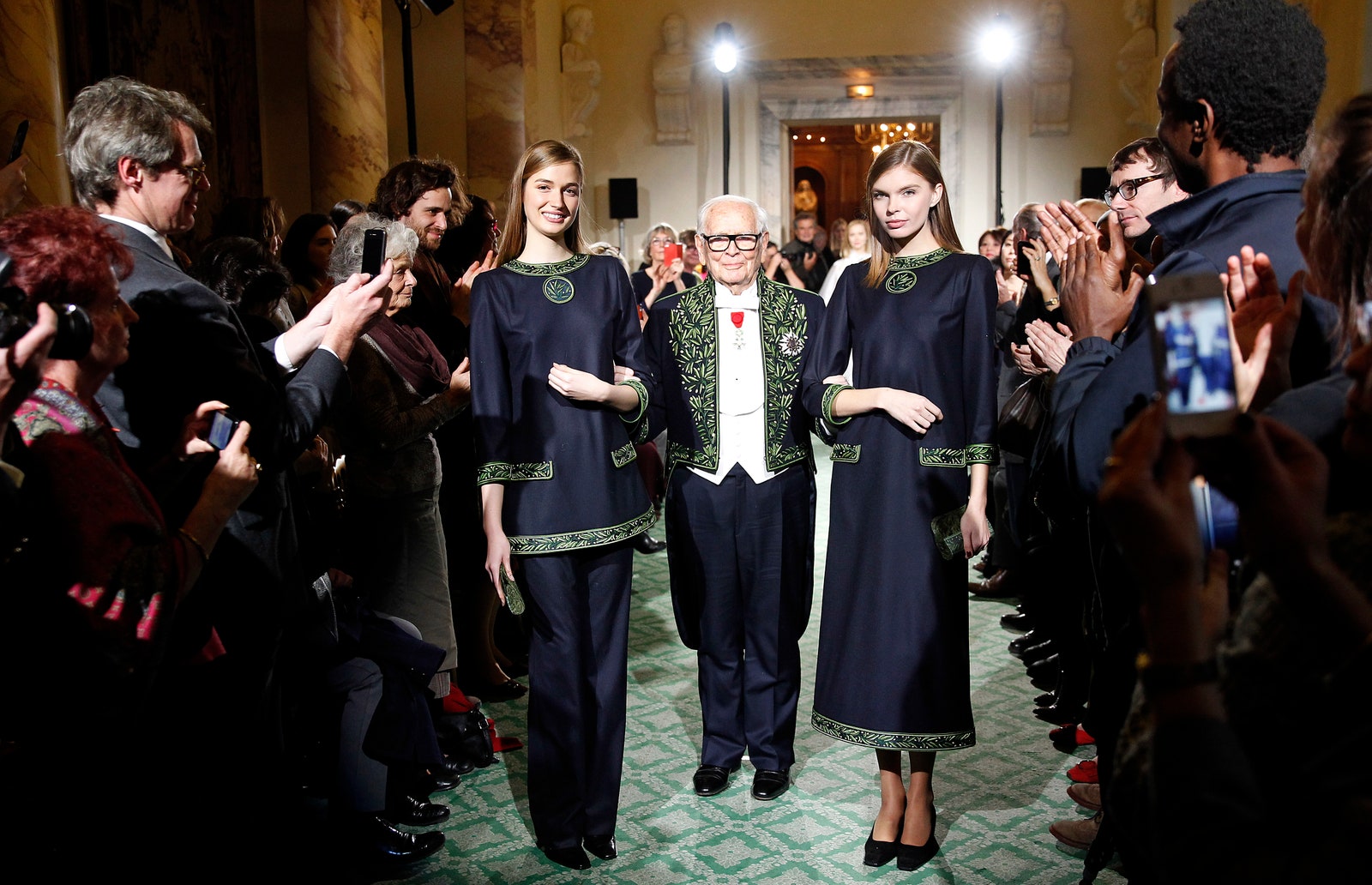 Пьер Карден на показе в честь 70летия своего бренда Palais de L'Institut de France 2016