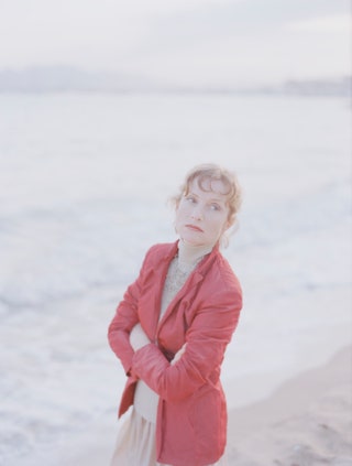 Французская актриса Изабель Юппер на пляже в Каннах