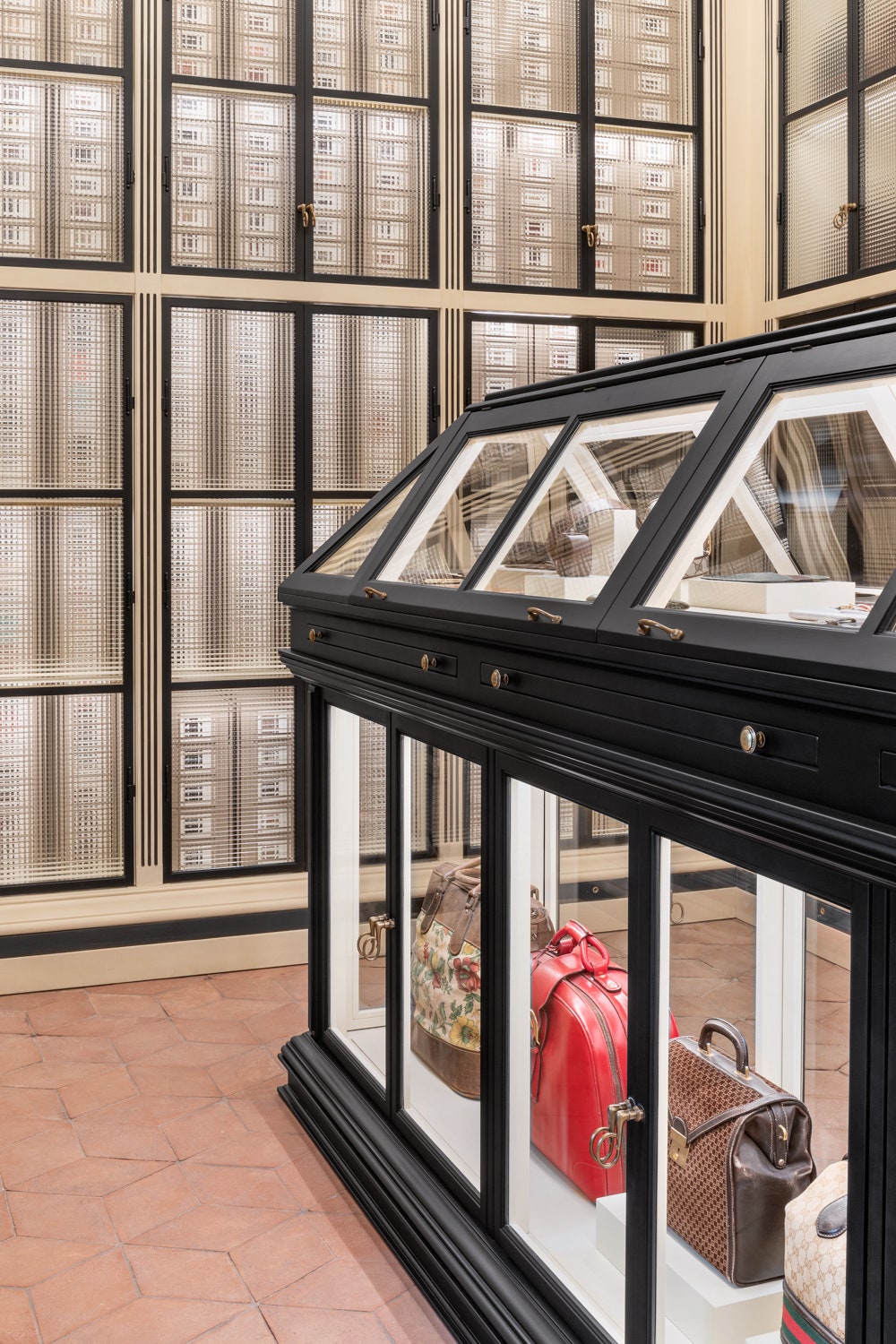 Gucci открыли архив во флорентийском палаццо Сеттиманни. Что в нем можно увидеть и что надо о нем знать