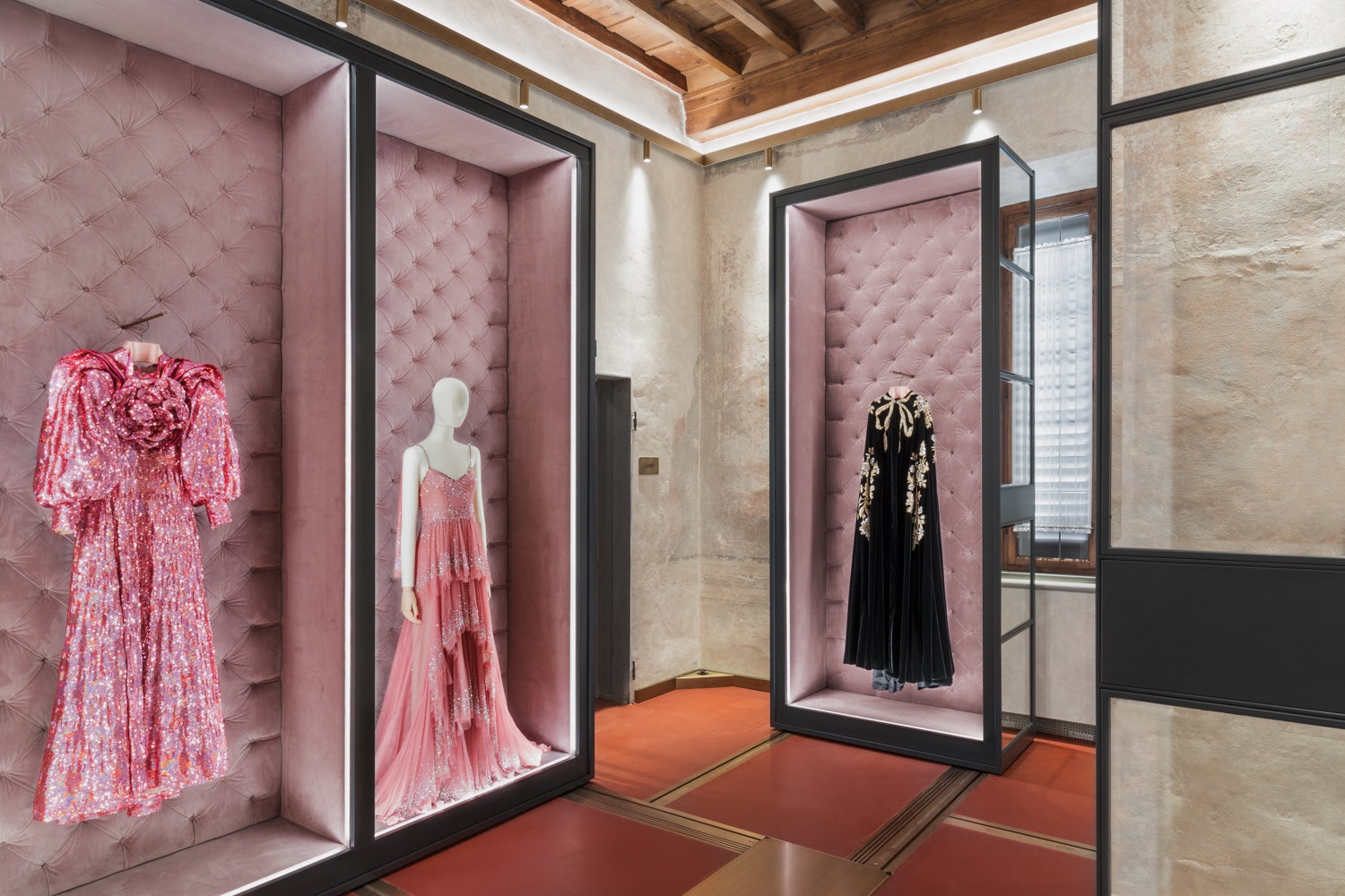 Gucci открыли архив во флорентийском палаццо Сеттиманни. Что в нем можно увидеть и что надо о нем знать