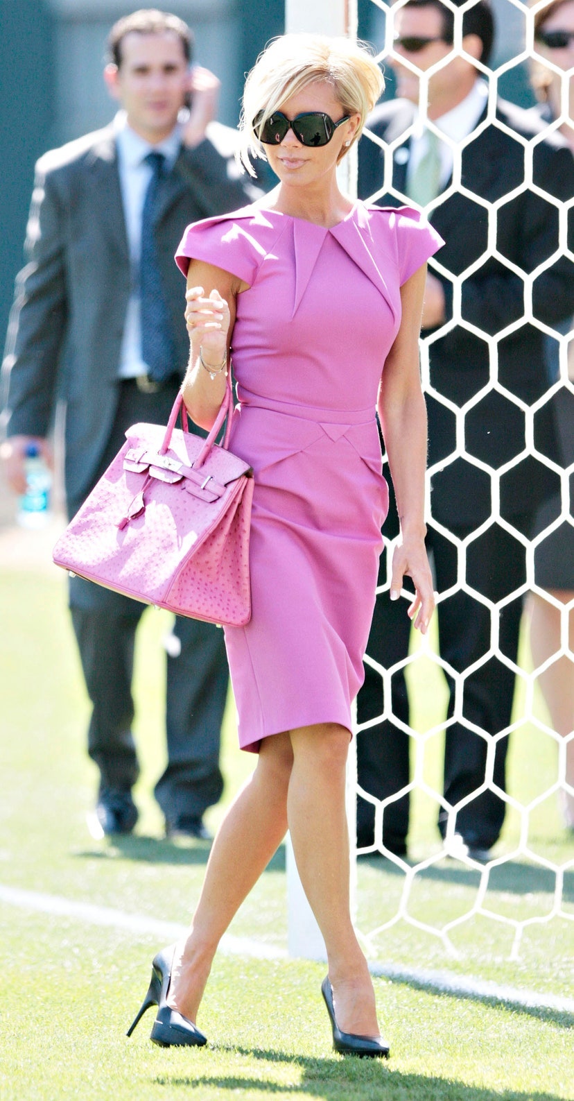 Виктория прогуливается по футбольному полю на шпильках и во всем розовом . Холст масло 2007