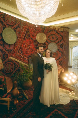 Продуманная фотозона для гостей — пожалуй самое популярное место в зале торжеств в день свадьбы Карины и Алила.