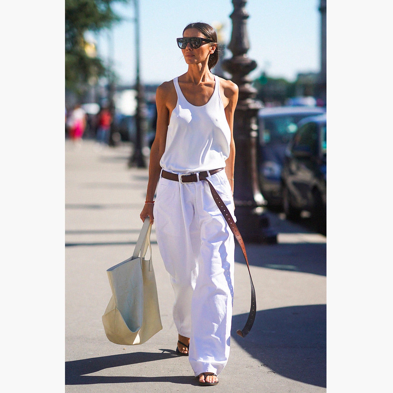 Белые джинсы &- обязательный элемент городского летнего гардероба