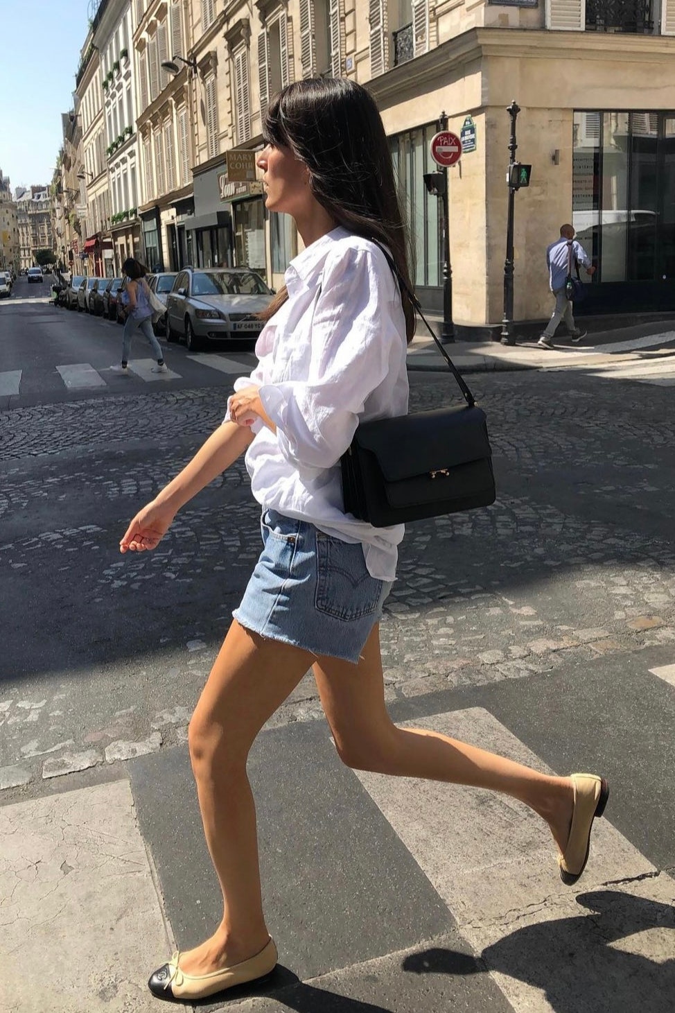 Джинсовые шорты и белая рубашка на лето — гардероб француженок