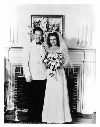19 июня 1942 года 16летняя Мэрилин  вышла замуж за своего соседа офицера полиции из ЛосАнджелеса Джима Догерти. Их брак...