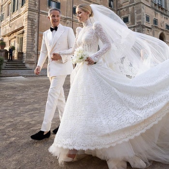 Взгляните на роскошное свадебное платье Лили Коллинз в котором она вышла замуж за Чарли Макдауэлла