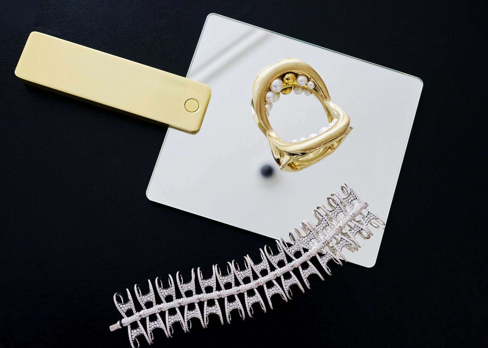 Кольцо для салфеток из бронзы с жемчугом браслет из белого золота с бриллиантами Jewels Verne Couture все Stephen Webster