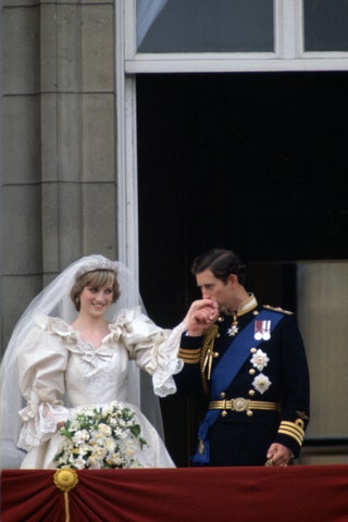 Le Prince Charles embrassant la main de la Princesse Diana sur le balcon du Palais de Buckingham.