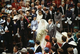 Diana Spencer arrivant au bras de son père John Spencer pour son mariage