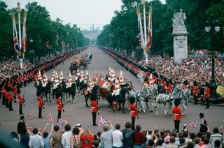 La foule runie au Palais de Buckingham pour le mariage de la Princesse Diana et du Prince Charles le 29 juillet 1981.