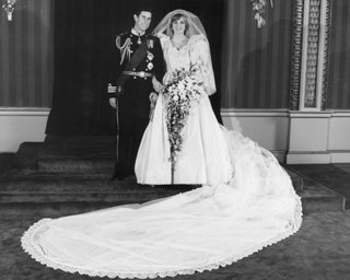 La Princesse Diana et le Prince Charles posant pour leur portrait officiel après leur mariage dans la salle du trône du...