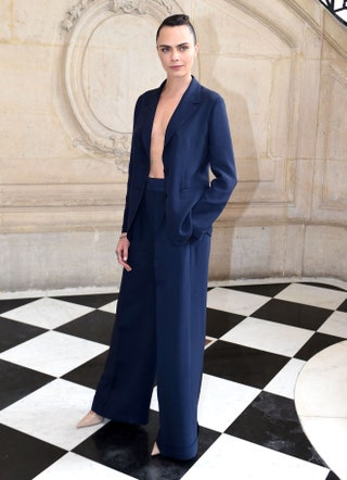 Кара Делевинь на показе Christian Dior в Париже 2021