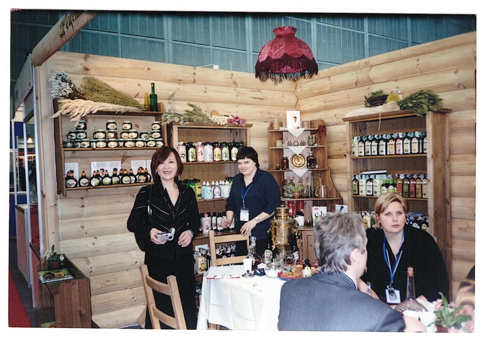 Ирина Трубникова  представляет бренд «Рецепты бабушки Агафьи» на выставке Intercharm в 2004 году
