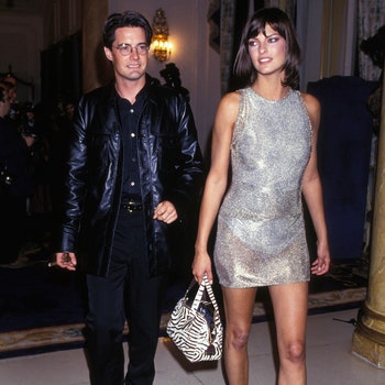 Kyle MacLachlan et Linda Evangelista lors du dfil Versace HauteCouture Collection AutomneHiver 199495 à Paris en juillet...