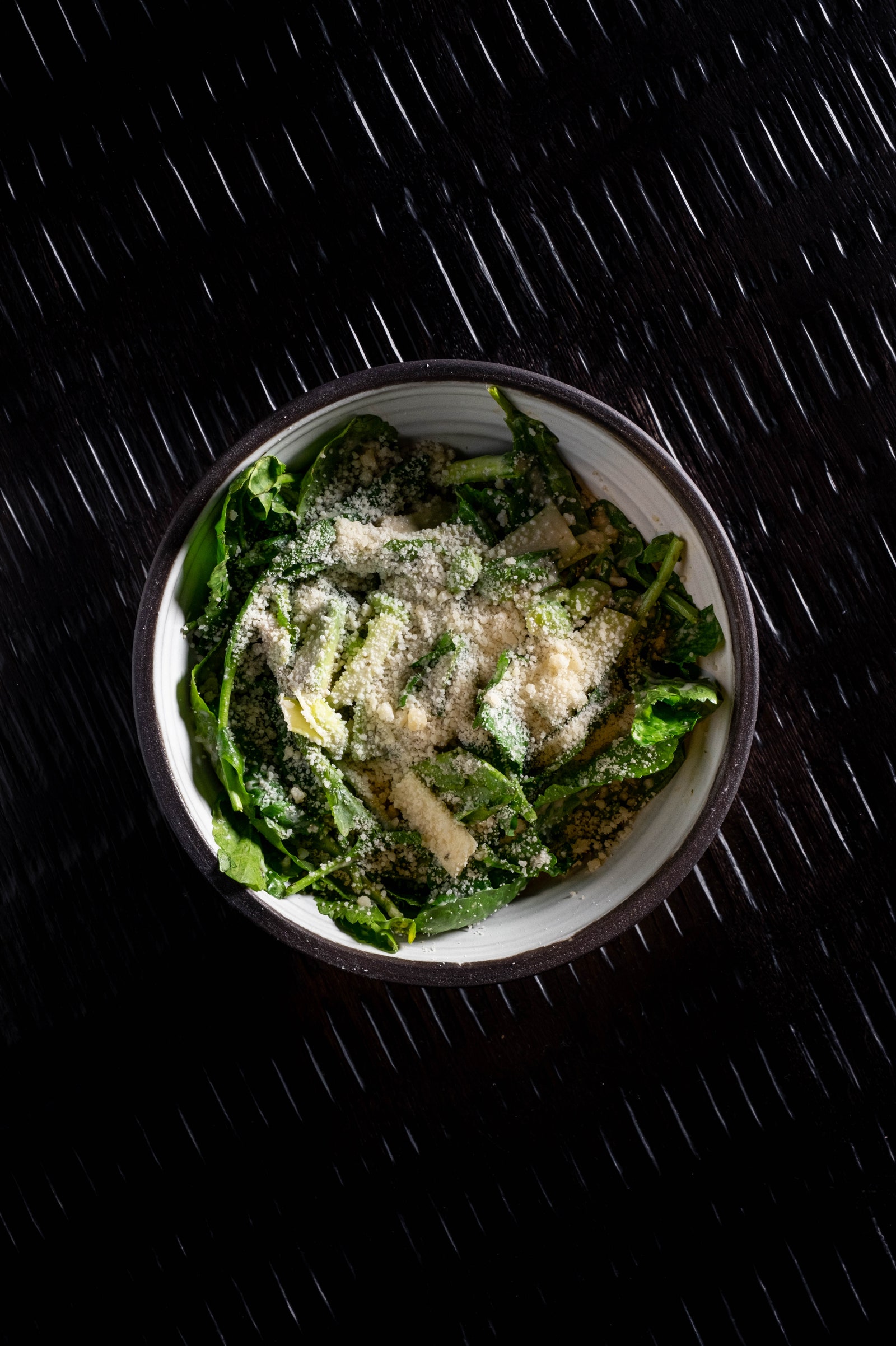 Зеленый салат со спаржей и пармезаном Koji