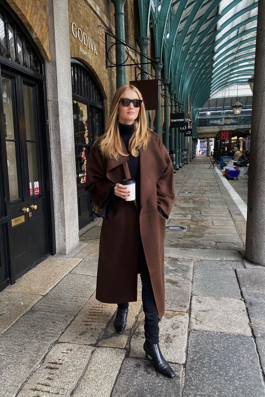 Коричневое пальто как у Prada The Row и Bottega Veneta — главная покупка сезона осеньзима 2021