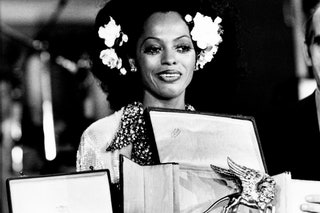 Певица Дайана Росс держит легендарного «Золотого льва» 1972