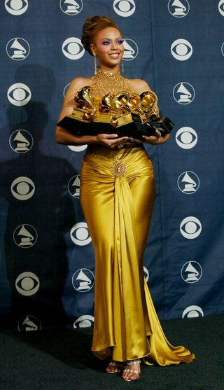 В этом же году Бейонсе получает шесть премий «Грэмми» за свой дебютный сольный альбом Dangerously in Love. Она принимает...