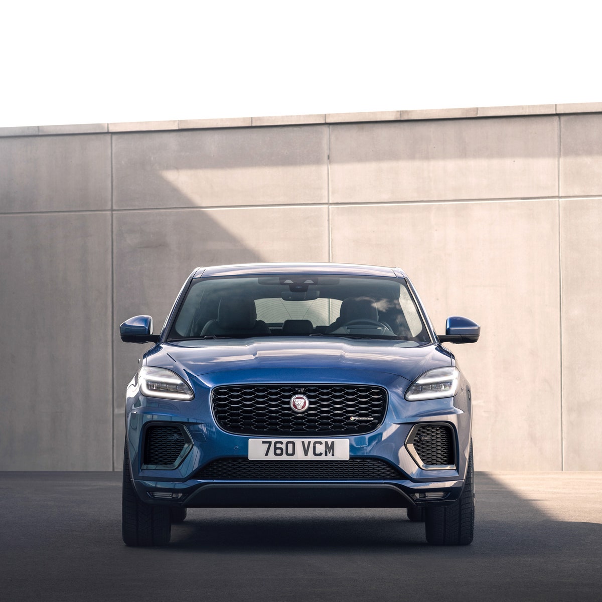 Объект желаний: автомобиль Jaguar E-PACE R-Dynamic Black