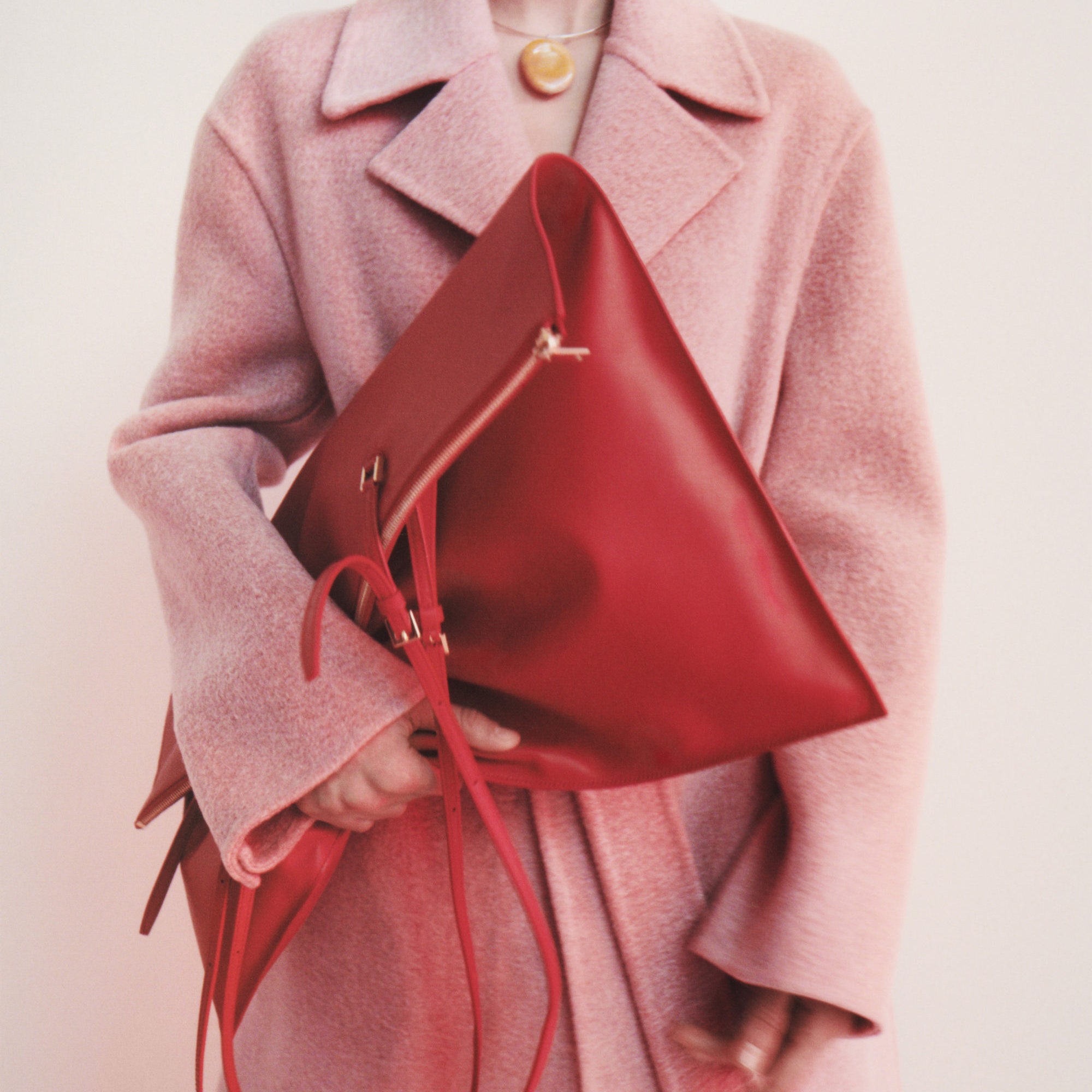 Красная сумка &- самый яркий стейтмент-аксессуар этой осени