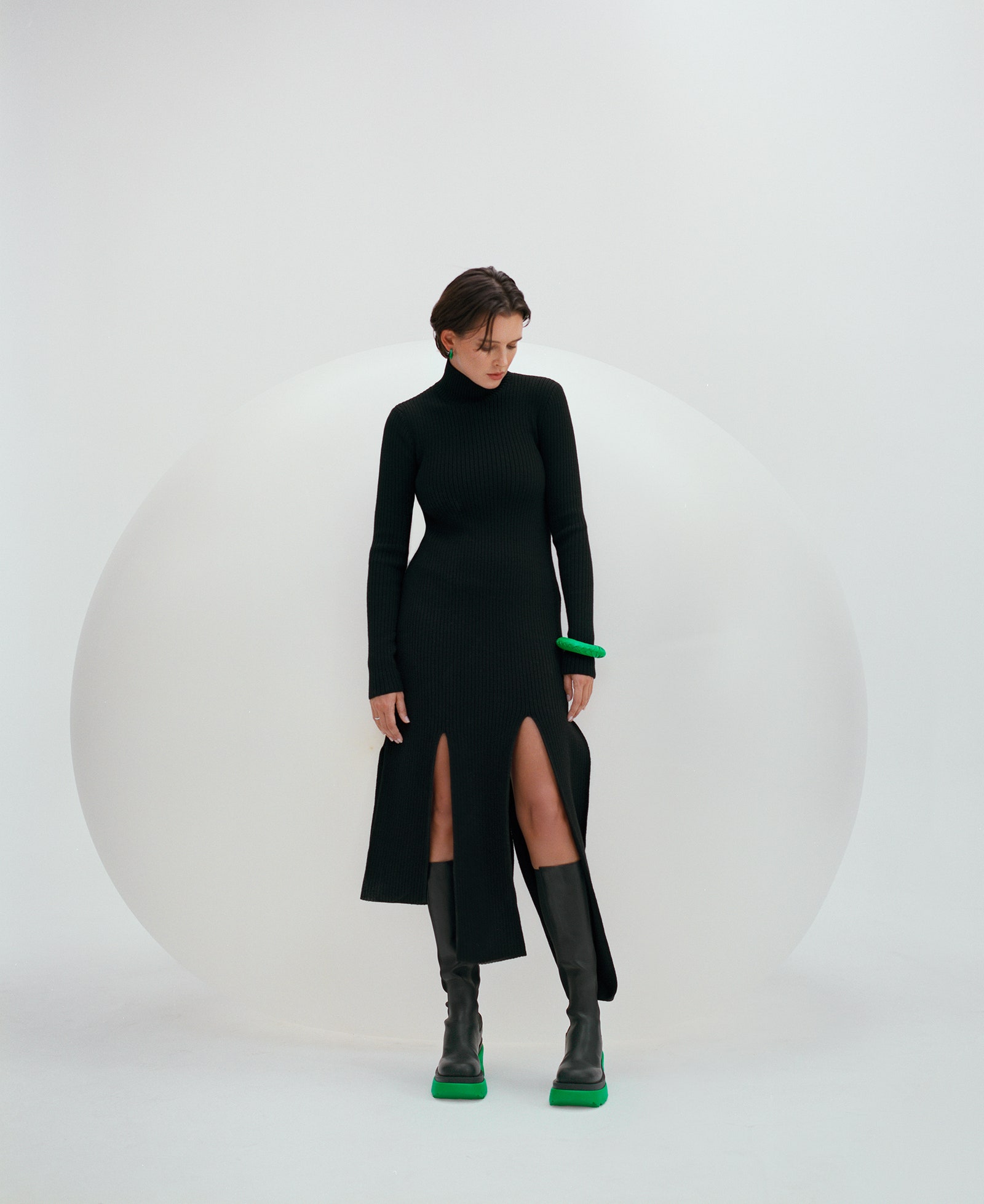 Трикотажное платье высокие сапоги Flash Boots браслет из кожи серьги из серебра с эмалевым покрытием — все Bottega...