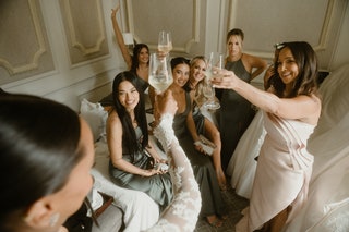 Подружки невесты поднимают бокалы в ее честь