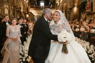 Невесту целует ее дедушка