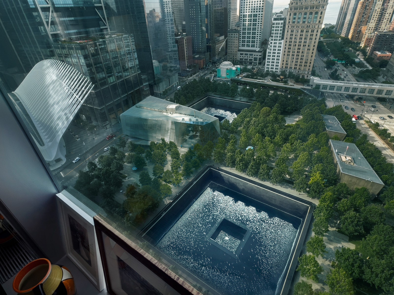 Вид на Национальный мемориал и музей 11 сентября с 25го этажа One World Trade Center