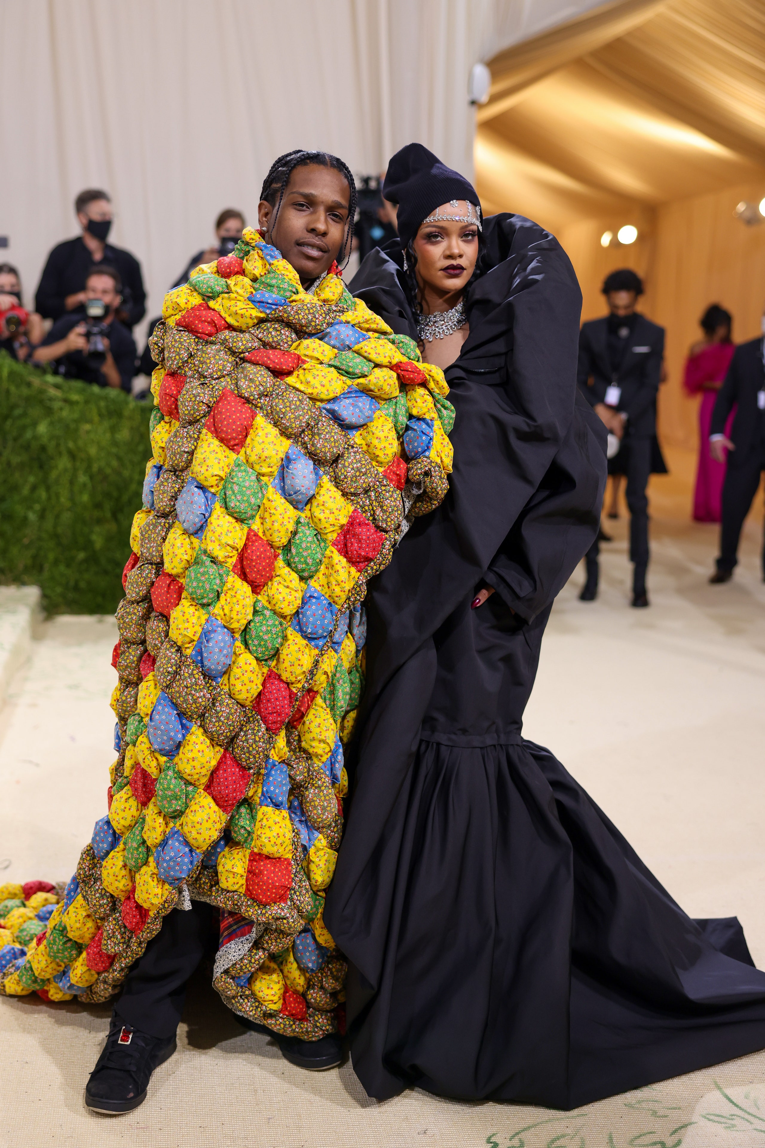 Met Gala 2021 Рианна на красной дорожке в Balenciaga вместе с AAP Rocky