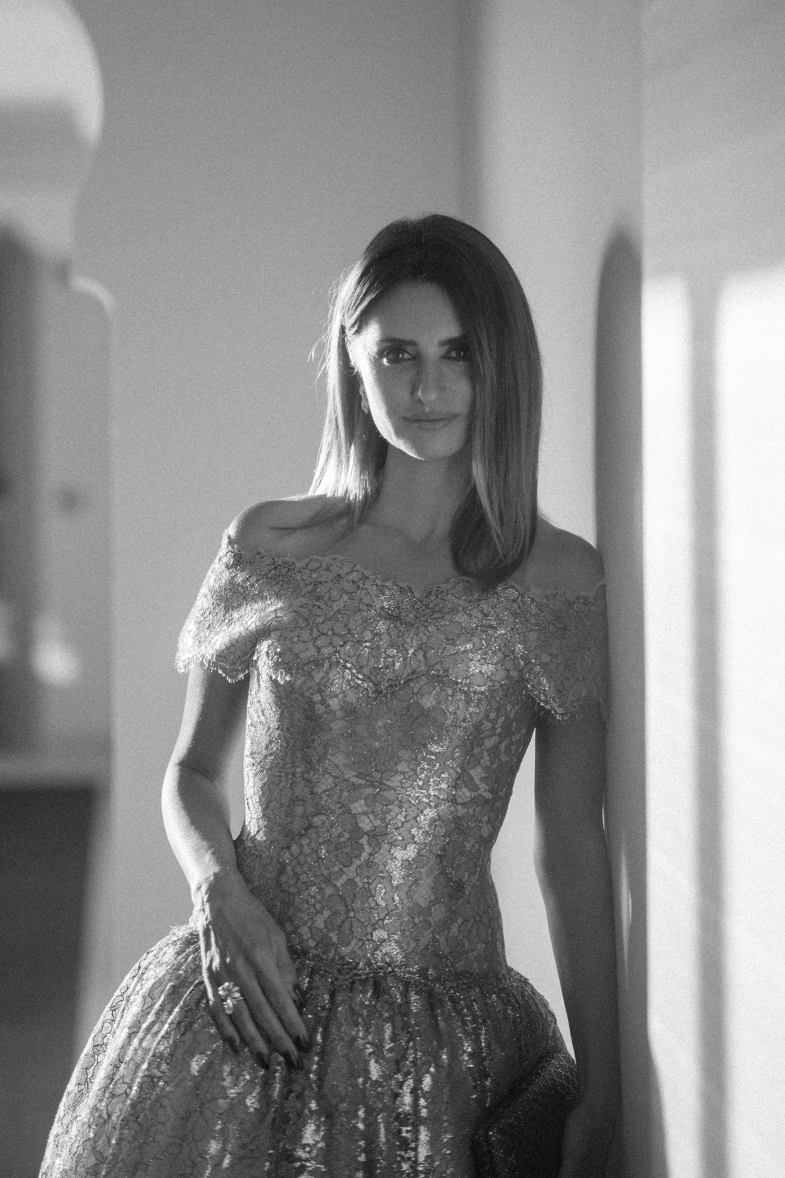 Пенелопа Крус раскрывает секреты своего образа Chanel на церемонии закрытия Венецианского кинофестиваля 2021