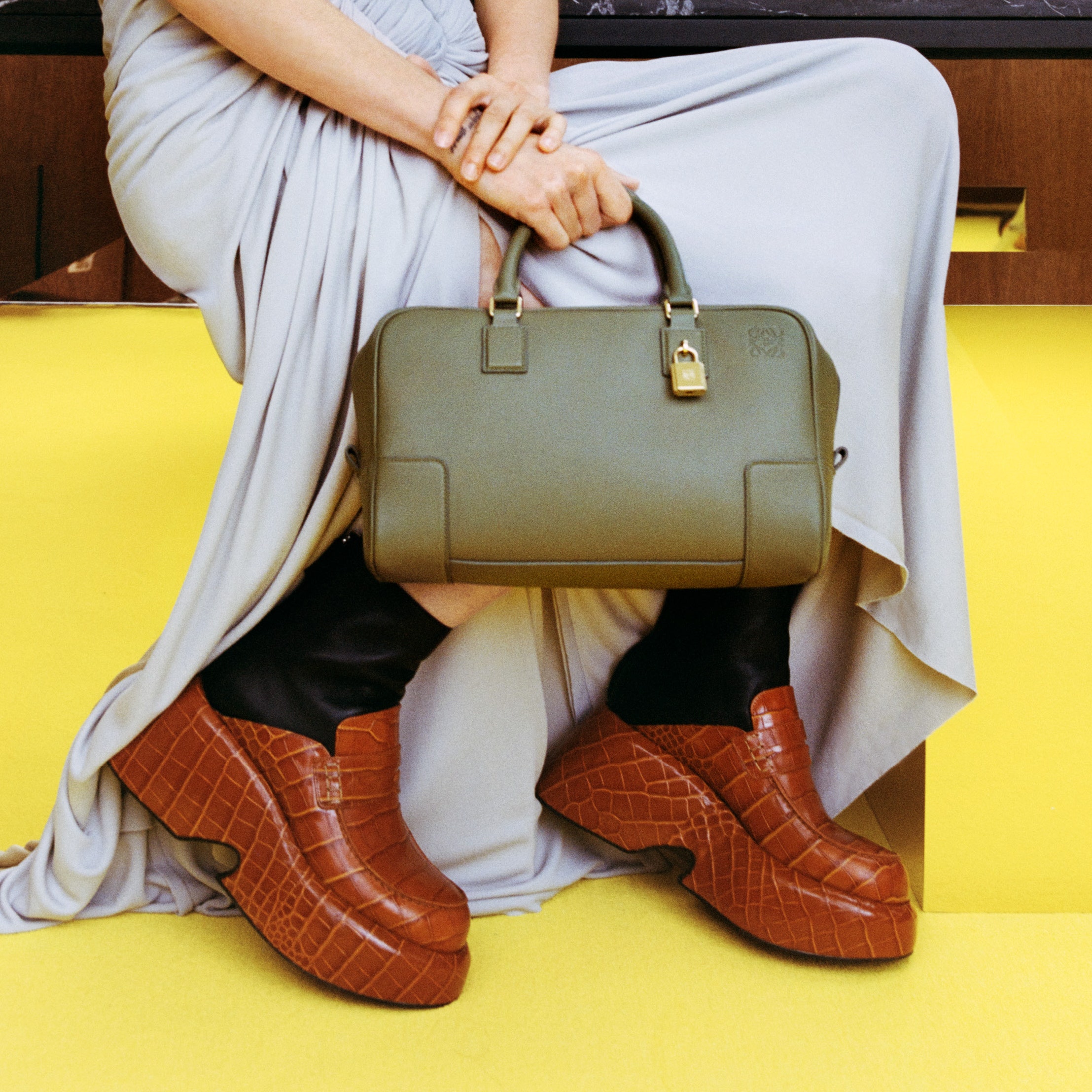 Вещь дня: новая версия культовой сумки Loewe Amazona из 1970-х