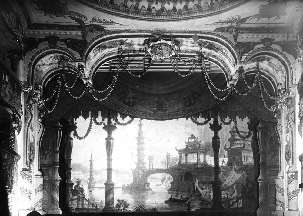 Александровский парк. Занавес в Китайском театре 1930