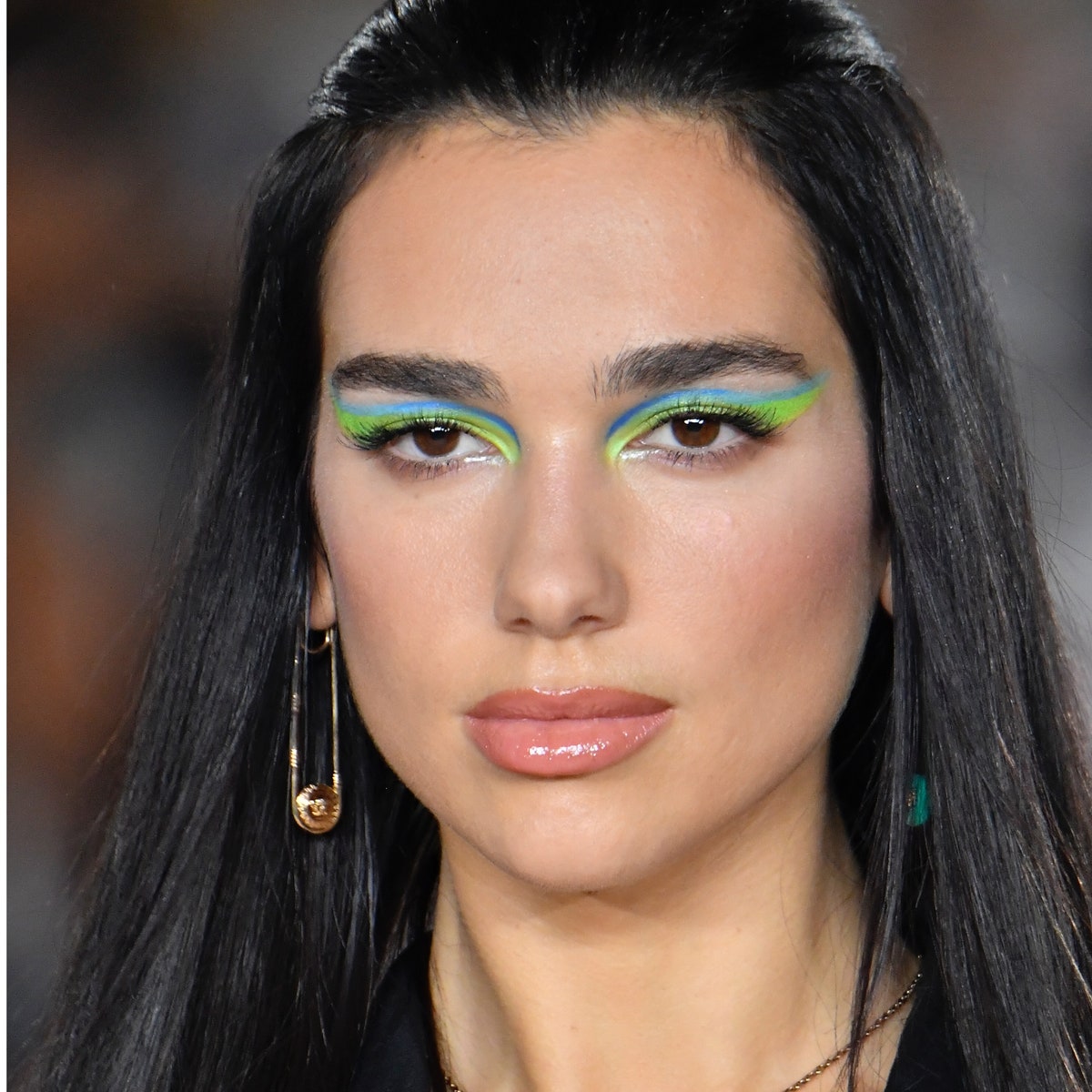 Зеленые широкие стрелки, как на показе Versace, &- восходящий тренд, который стоит попробовать уже сейчас