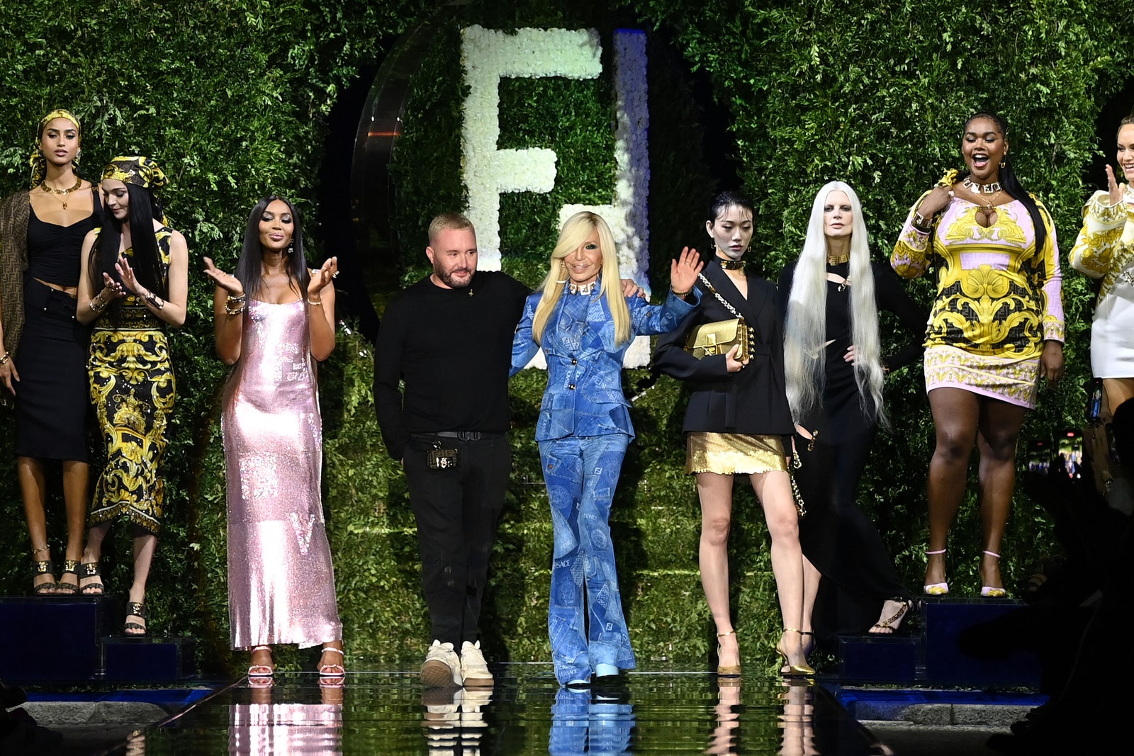 Ким Джонс и Донателла Версаче в финале показа Versace x Fendi