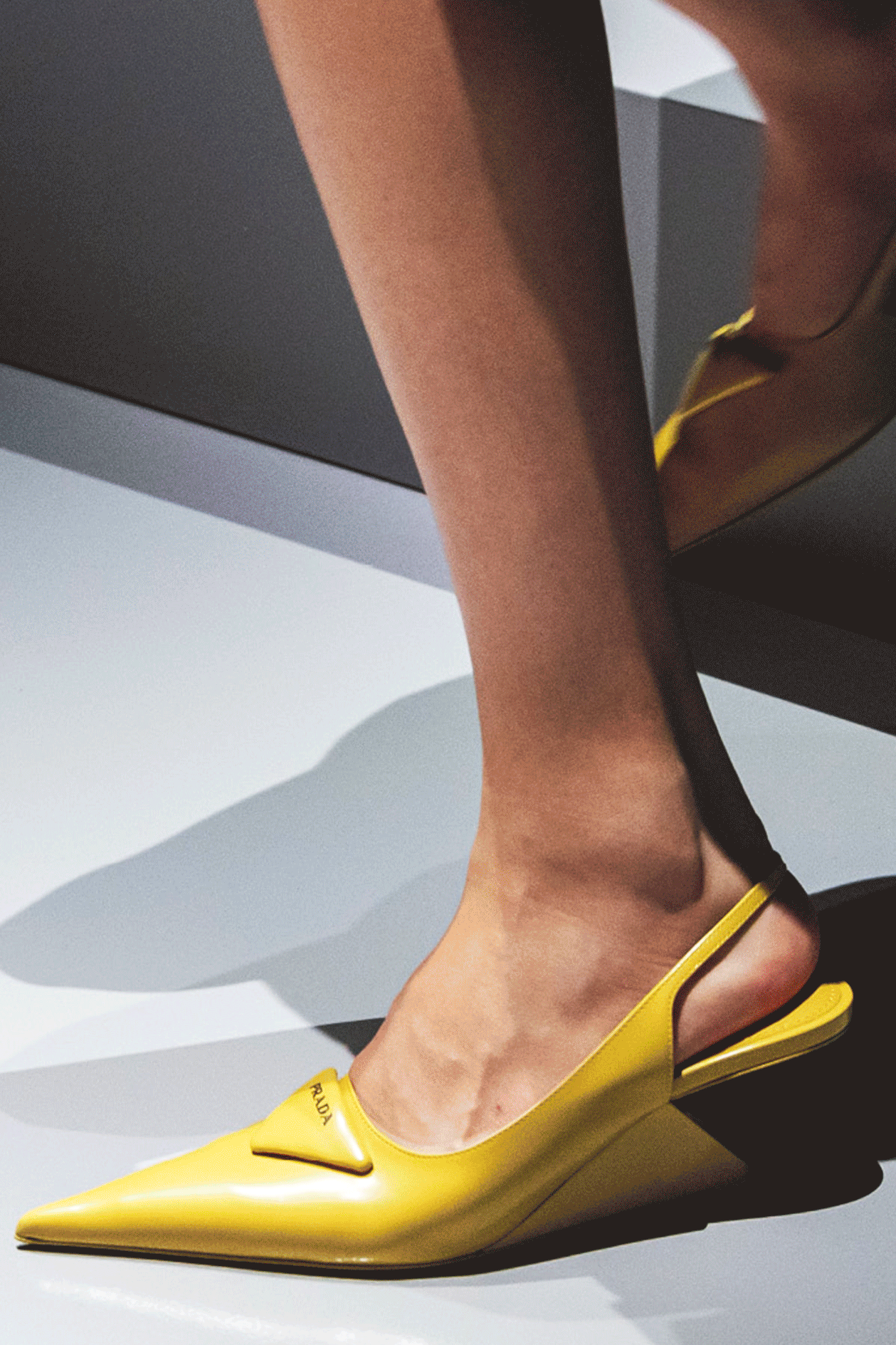 Prada весналето 2022 еще одни туфли Миуччи Прады и Рафа Симонса вдохновленные моделью 1998 года
