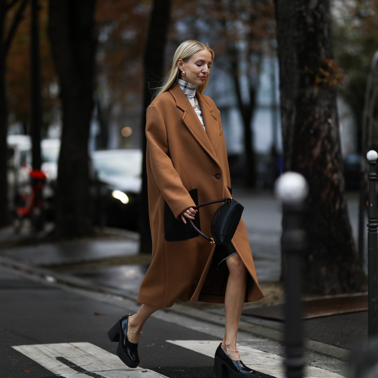 С чем носить женское черное пальто в 2023