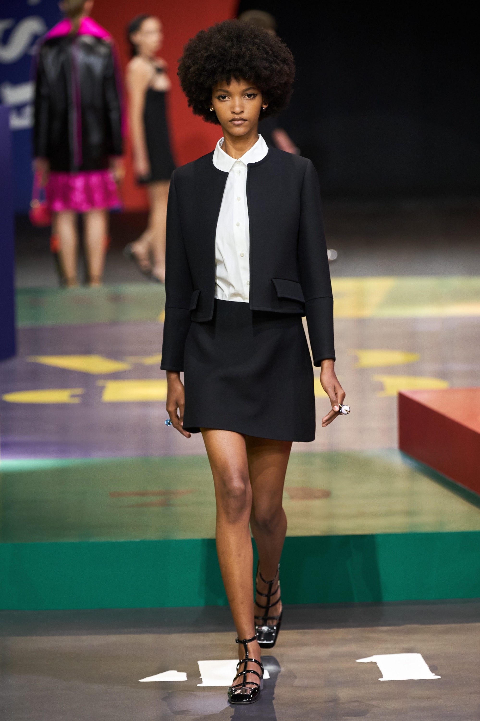 Черный костюм с миниюбкой — мастхэв любого сезона. Доказательство — на показе Christian Dior весналето 2022