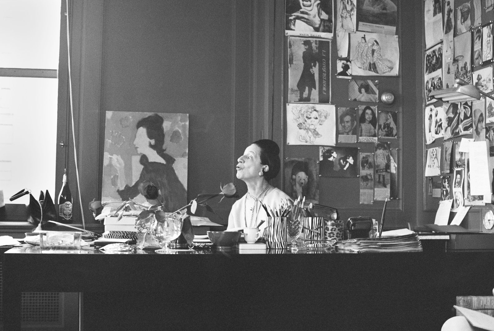 Диана Вриланд в своем кабинете 1950